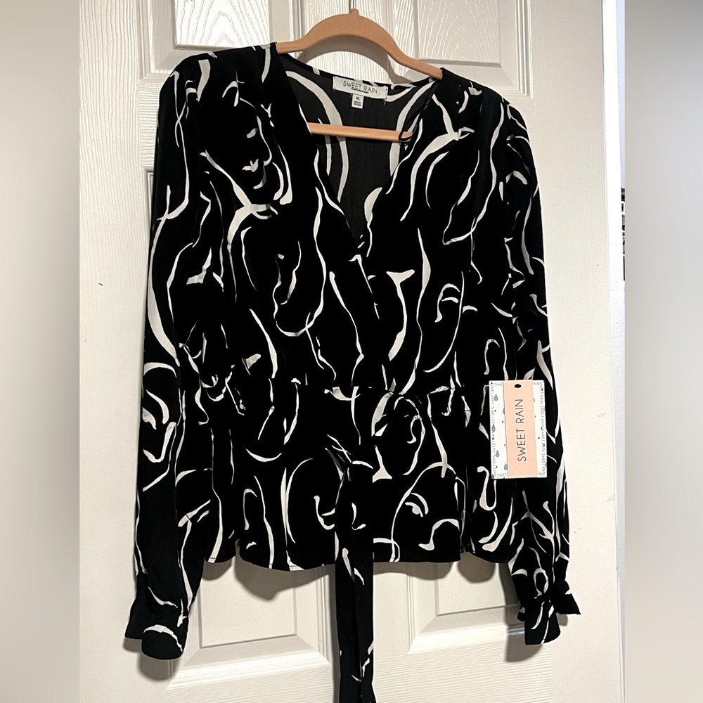BRAND NEW BLACK ARTSY BLOUSE